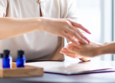 様々なシーンでアロマハンドトリートメントを提供できる技術を習得します