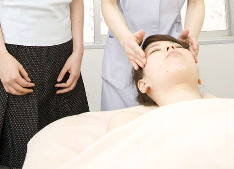 目回りのケアで、脳の疲れを癒やす手技を学びます。