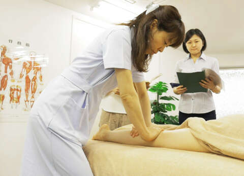 理論と実技、両面にわたるセラピストスキルを修得